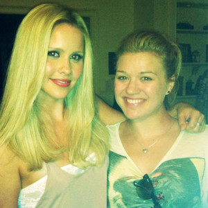 Claire Holt, Kelly Clarkson, Twit Pic Claire Holt, Kelly Clarkson, Twit Pic